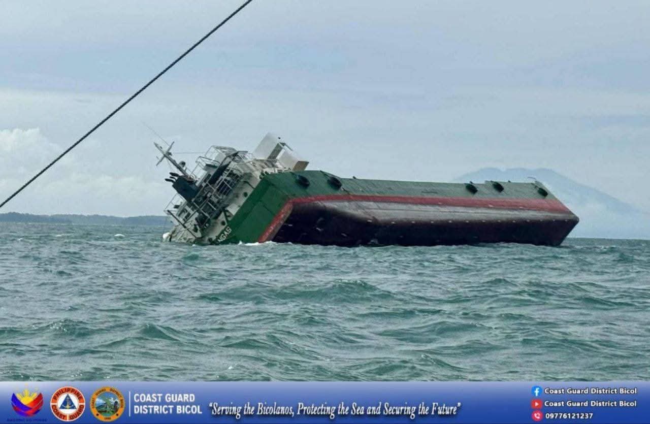 13 Tripulante Ligtas sa Pagkaka-Stranded ng LCT Golden Phoenix sa Camarines Sur